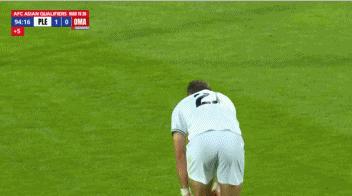 足球比赛补时阶段爆出闪断现象，球员情绪受影响