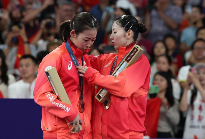 包含超越传奇！李娜在羽毛球赛事中写下全新篇章的词条