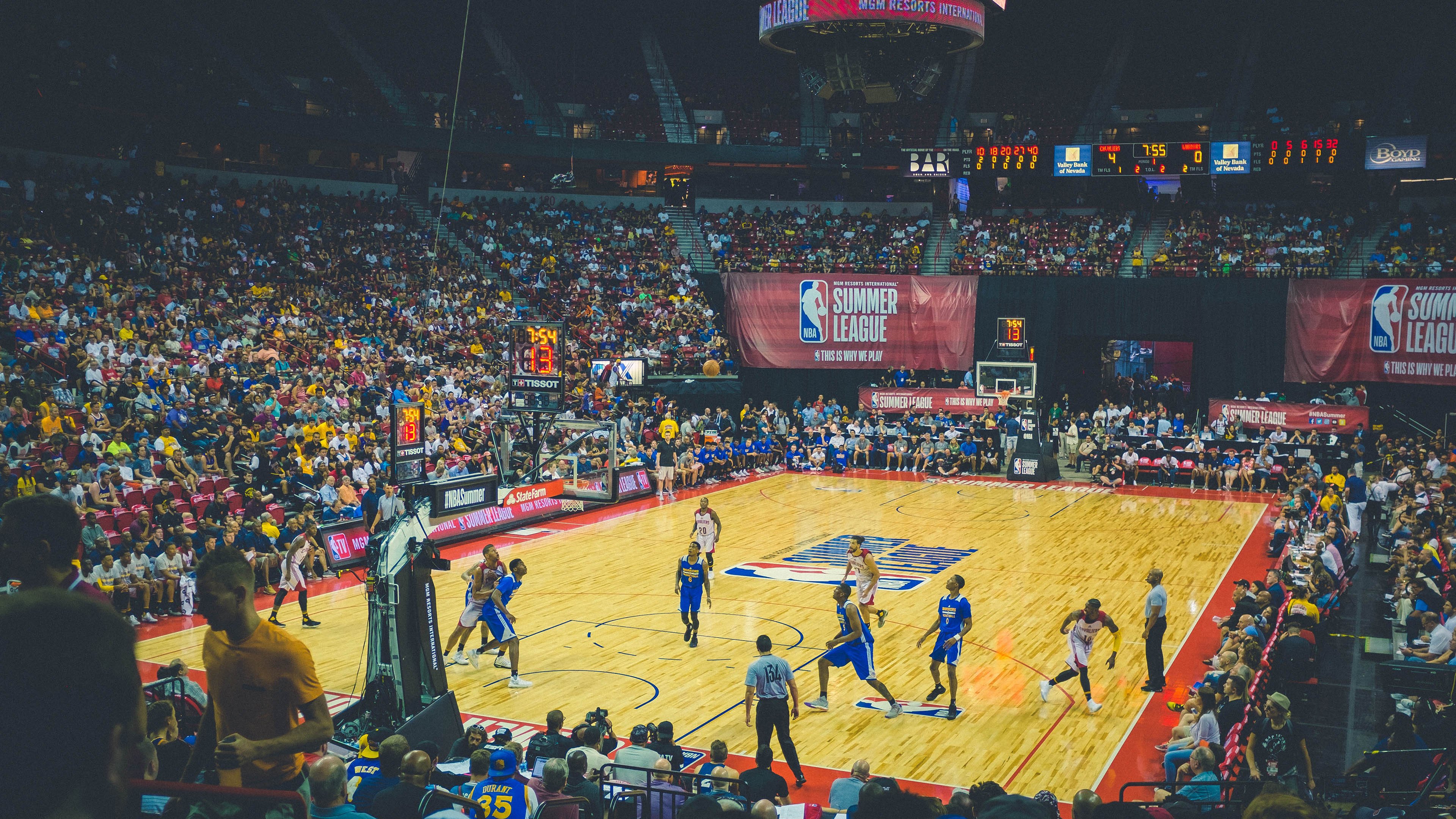 詹姆斯焦点对战，C罗与40激战皇家马德里分钟，出色发挥胜负难料！全场沸腾不已